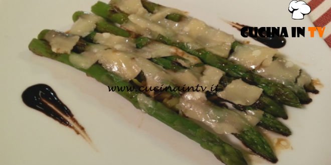 Cotto e mangiato - Asparagi e porri con scaglie di formaggio ricetta Tessa Gelisio