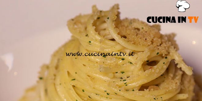 Cucine da incubo - Spaghetti aglio e olio con crema di cavolfiore e pane all'acciuga ricetta Antonino Cannavacciuolo