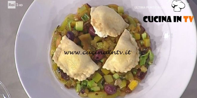 La Prova del Cuoco - Tortelli con squacquerone e mele alla curcuma con caponata ricetta Cesare Marretti