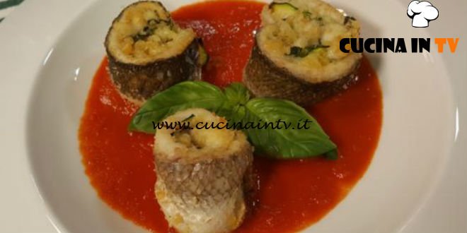 Cotto e mangiato - Girelle di branzino con provolone e zucchine su salsa di pomodoro ricetta Tessa Gelisio