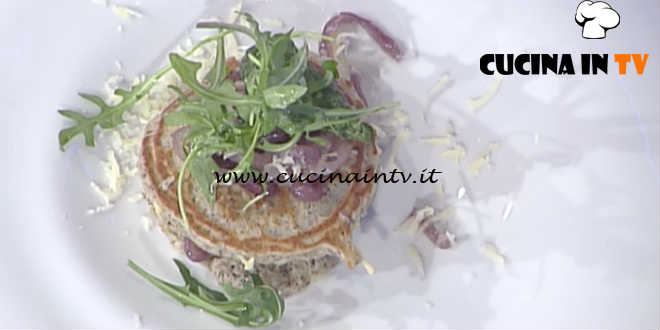 La Prova del Cuoco - Pancake di grano saraceno con bitto e cipolla caramellata ricetta Roberto Valbuzzi