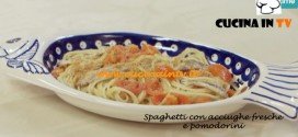 Spaghetti con Acciughe Fresche e Pomodorini ricetta di Benedetta Parodi da Molto Bene su Real Time