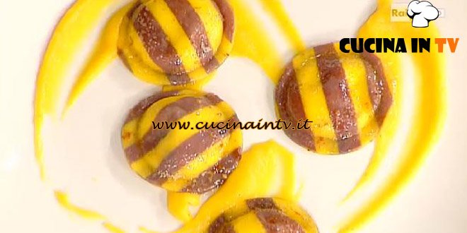 La Prova del Cuoco - Ravioli bicolore e melanzane su crema di zucca alla liquirizia e pistacchio ricetta