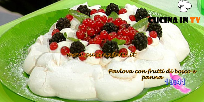 Pavlova con frutti di bosco e panna ricetta dolci dopo il tiggì