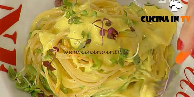 La Prova del Cuoco - Spaghetti alle zucchine con salsa golosa alla curcuma ricetta Barzetti
