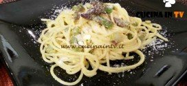 Cotto e mangiato - Spaghetti asparagi fave e uova ricetta Tessa Gelisio