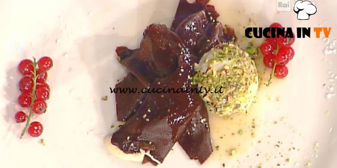 La Prova del Cuoco - Crêpes al cioccolato con uva fragola e gelato flambé ricetta Ambra Romani