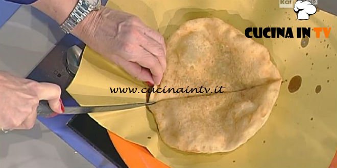 La Prova del Cuoco - Pizza fritta con scarola paté di olive nere colatura di alici e provola affumicata ricetta Gino Sorbillo
