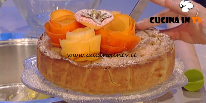 La Prova del Cuoco - Frolla alla nocciola con crema pasticcera alla vaniglia cachi e mele ricetta Sergio Barzetti