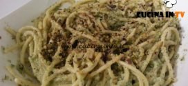 Cotto e mangiato - Bucatini con pesto di zucchine pistacchi e menta ricetta Tessa Gelisio