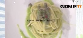 La Prova del Cuoco - ricetta Spaghettoni con crema di scarola olive nere capperi e polvere di pane