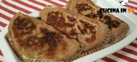 Cotto e mangiato - Panzerotti di zucchine e stracchino ricetta Tessa Gelisio