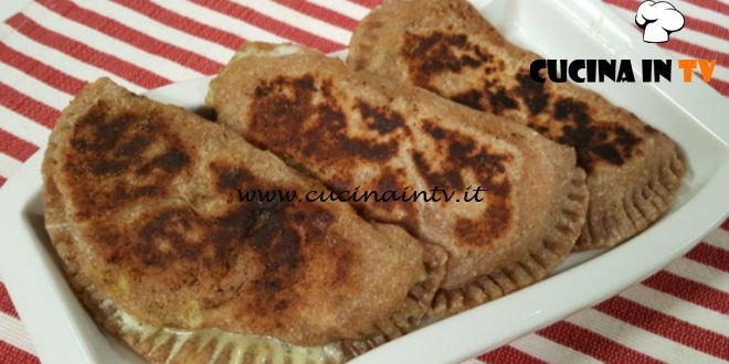 Cotto e mangiato - Panzerotti di zucchine e stracchino ricetta Tessa Gelisio