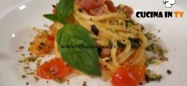 Cotto e mangiato - Spaghetti con pomodorini granella di pistacchi e pancetta croccante ricetta Tessa Gelisio