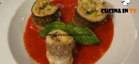 Cotto e mangiato - Girelle di branzino con provolone e zucchine su salsa di pomodoro ricetta Tessa Gelisio