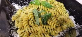 Cotto e mangiato - Fusilli al pesto corretto con curcuma ricetta Tessa Gelisio