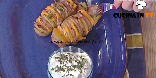 La Prova del Cuoco - Patate Hasselback con prosciutto di Praga cheddar e panna acida ricetta Ambra Romani