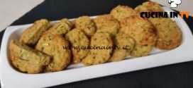 Cotto e mangiato - Frittelle di zucchine e formaggio grattugiato ricetta Tessa Gelisio