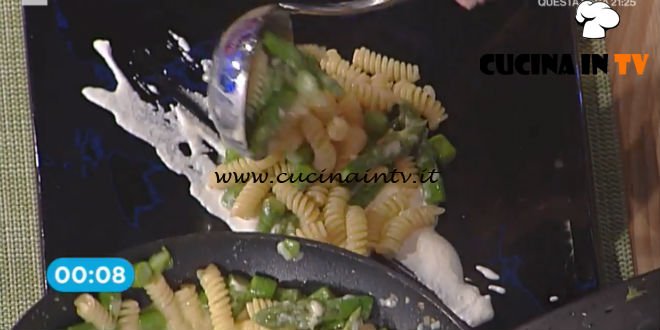 La Prova del Cuoco - Fusilli con asparagi burrata e nocciole tostate ricetta Katia Maccari