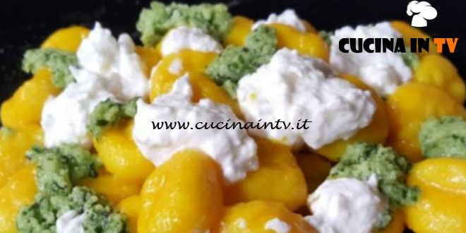 Cotto e mangiato - Gnocchi zafferano pesto e stracciatella ricetta Tessa Gelisio