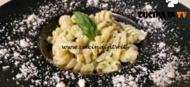 Cotto e mangiato - Fusilli con pesto zucchine e taleggio ricetta Tessa Gelisio