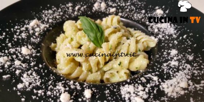 Cotto e mangiato - Fusilli con pesto zucchine e taleggio ricetta Tessa Gelisio