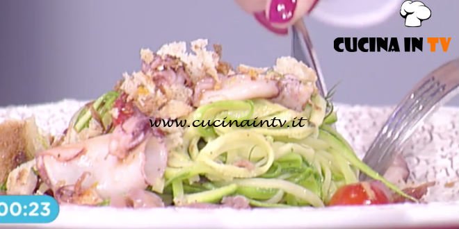 La Prova del Cuoco - Insalata di calamaretti e zucchine su carpaccio di tonno ricetta Roberto Valbuzzi