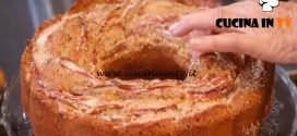 Ricette all'italiana - ricetta Ciambellone soffice alle mele e crema inglese di Anna Moroni