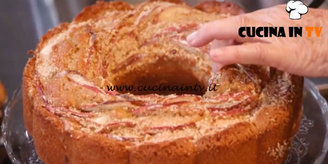 Ricette all'italiana - ricetta Ciambellone soffice alle mele e crema inglese di Anna Moroni