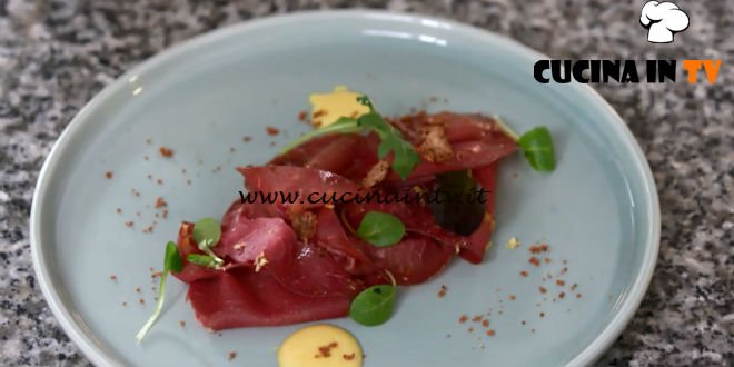 Uno chef in fattoria - ricetta Bresaola marinata con maionese piccante di Roberto Valbuzzi