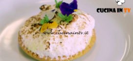 Uno chef in fattoria - ricetta Tartelletta alla farina di riso con lemon curd alla camomilla e meringa di Roberto Valbuzzi