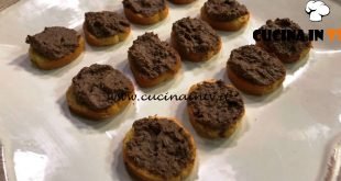 Cotto e mangiato - Crostini di fegato con burro e latte ricetta Tessa Gelisio