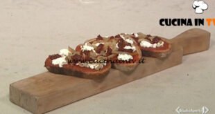 Cotto e mangiato - Bruschetta calabra nduja e melanzane ricetta Tessa Gelisio