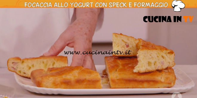 Ricette all'italiana - ricetta Focaccia allo yogurt con speck e formaggio di Anna Moroni