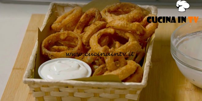 Fatto in casa per voi - ricetta Onion rings con salsa allo yogurt di Benedetta Rossi