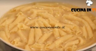 L'Italia a morsi - ricetta Garganelli in brodo di Chiara Maci