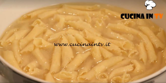 L'Italia a morsi - ricetta Garganelli in brodo di Chiara Maci