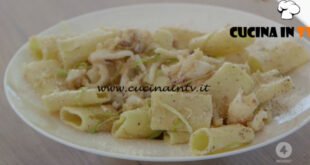 Ricette all'italiana - ricetta Paccheri cacio e pepe con calamari di Anna Moroni