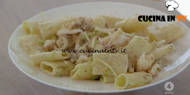 Ricette all'italiana - ricetta Paccheri cacio e pepe con calamari di Anna Moroni