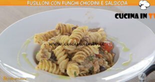 Ricette all'italiana - ricetta Fusilloni con funghi e salsiccia di Anna Moroni