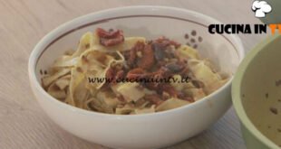 Ricette all'italiana - ricetta Tagliatelle con sugo di alici e pomodorini secchi di Anna Moroni