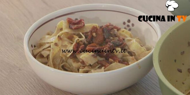 Ricette all'italiana - ricetta Tagliatelle con sugo di alici e pomodorini secchi di Anna Moroni