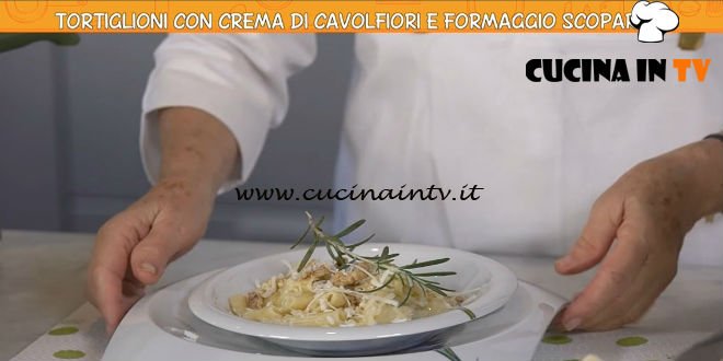 Ricette all'italiana - ricetta Tortiglioni con crema di cavolfiore e formaggio scoparolo di Anna Moroni