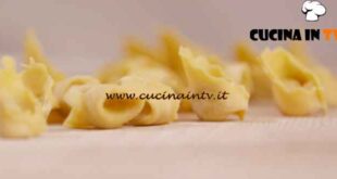 L'Italia a morsi - ricetta Cappelletti in brodo di cappone di Chiara Maci