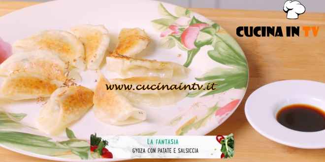 Pasta orto e fantasia - ricetta Gyoza con patate e salsiccia di Enrica Della Martira