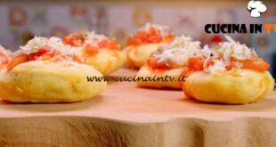 Giusina in cucina - ricetta Pizzette fritte con cipolla acciughe e caciocavallo di Giusina Battaglia
