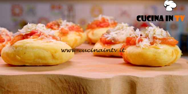 Giusina in cucina - ricetta Pizzette fritte con cipolla acciughe e caciocavallo di Giusina Battaglia