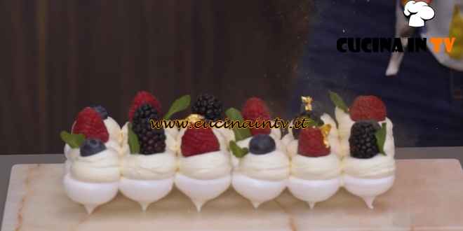 Lo spazio per il dolce - ricetta Pavlova in punta di Daniela Ribezzo