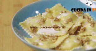 Fatto in casa per voi - ricetta Ravioli noci e speck di Benedetta Rossi