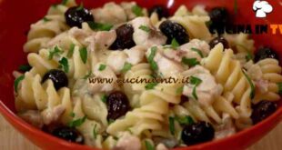 Fatto in casa per voi - ricetta Pasta sgombro patate e olive di Benedetta Rossi
